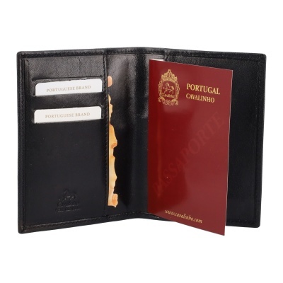 Carteira preta em pele aberta com cartões e folheto vermelho dentro