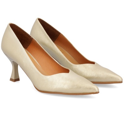 Sapatos de salto médio bege claro com biqueira pontiaguda