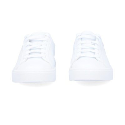 Par de sapatilhas brancas de estilo casual com atacadores brancos.