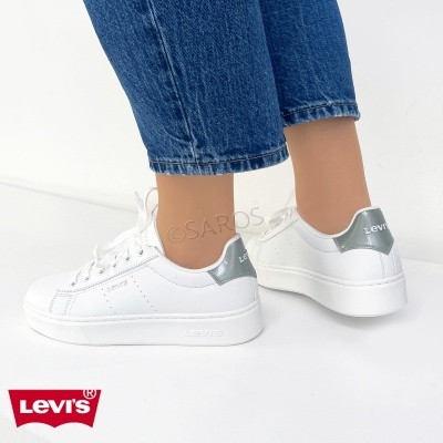 Ténis brancos Levi's com detalhes prateados no calcanhar