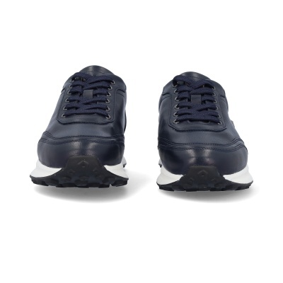 Par de sapatilhas desportivas em pele azul escuro com atacadores azuis.