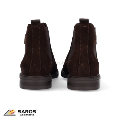 Botins castanhos escuros em camurça vistos de trás, fundo branco, logótipo SAROS Sapataria