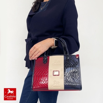 Mala de mão Cavalinho em tons vermelho, bege e azul escuro imitando textura de pele de cobra
