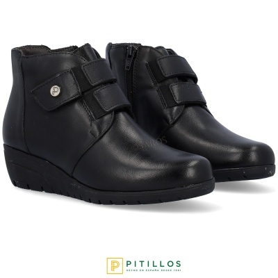 Botas pretas femininas com tiras de velcro e fecho lateral