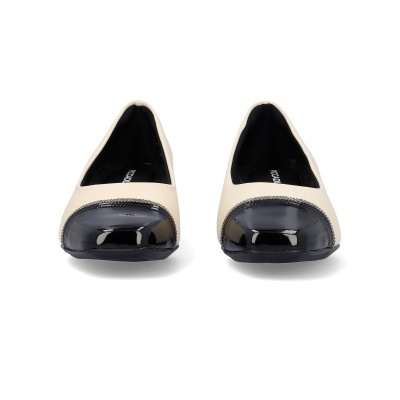 Sapatilhas femininas bege com biqueira preta brilhante