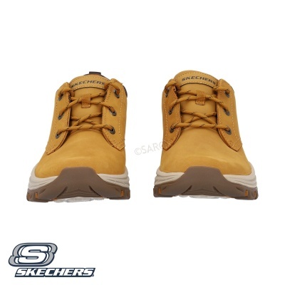 Sapatos castanhos Skechers com sola clara em fundo branco
