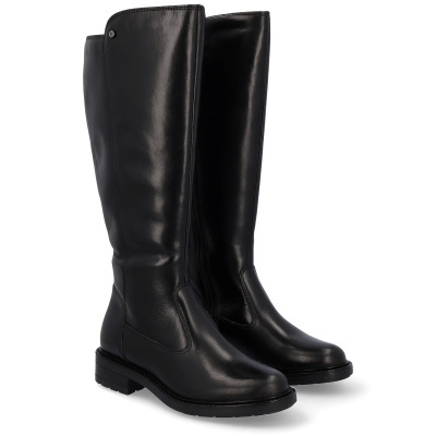 Botas altas pretas em pele lisa com sola e salto baixo