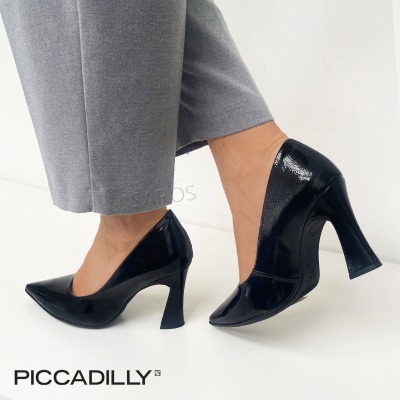 Sapatos de salto alto verniz preto com bico fino