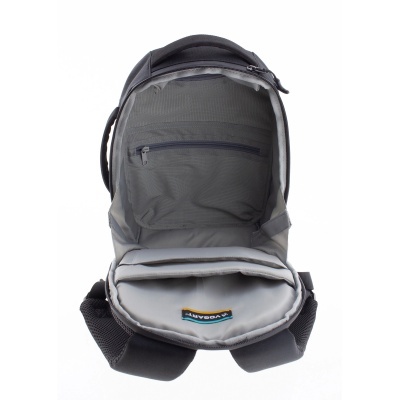 Mochila aberta cinza com bolso com fecho interior e etiqueta VOGART