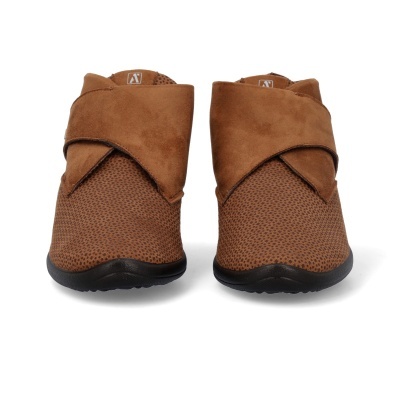 Par de sapatos castanhos com tiras cruzadas de camurça e sola preta.