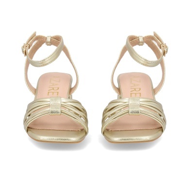 Sandálias douradas com tiras finas e fecho de fivela no tornozelo