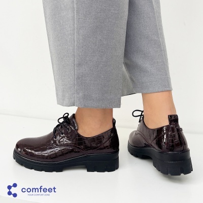 Sapatos oxford castanhos de padrão crocodilo com sola preta