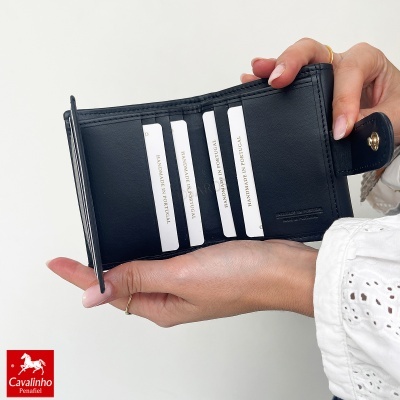 Carteira preta de pele com compartimentos para cartões