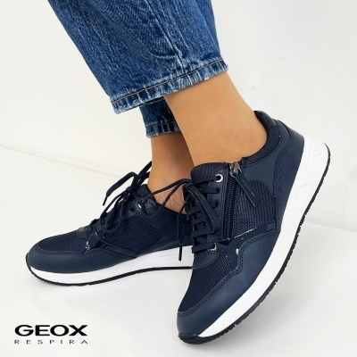 Sapatilhas desportivas azuis Geox com cordões e zíper lateral, jeans e logótipo