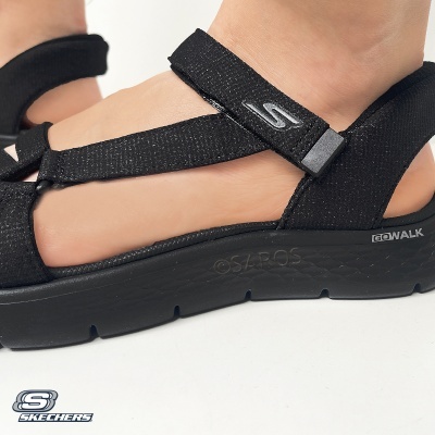 Sandália preta Skechers com tiras de tecido ajustáveis e sola preta GOWALK