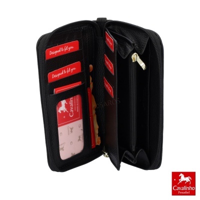 Carteira preta Cavalinho com divisórias internas e etiquetas vermelhas