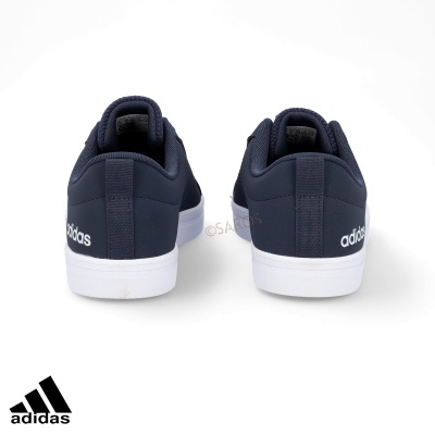Sapatilhas Adidas azul escuro vista de trás com sola branca e logo branco