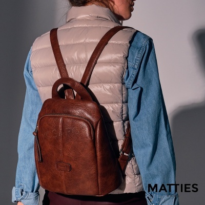 Mochila castanha de pele com textura lisa e alças castanhas