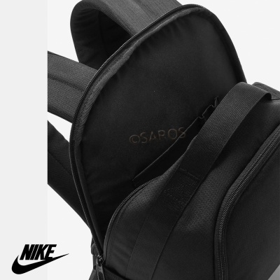 Mochila preta com interior mostrando bolso com texto 'OSAROS' e alças almofadadas