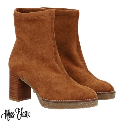 Botins femininos castanhos em camurça com salto alto quadrado