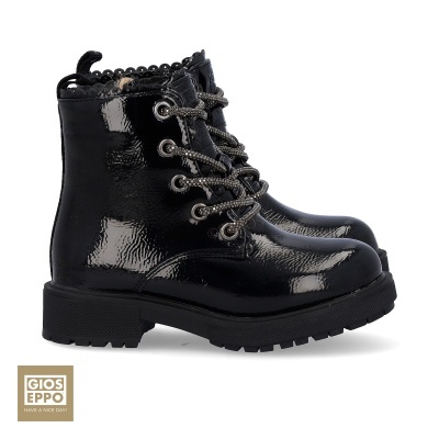 Botas pretas de couro brilhante com atacadores cinza