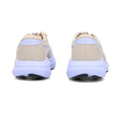 Sapatilhas desportivas bejes com sola branca e detalhes lilás vistas de trás