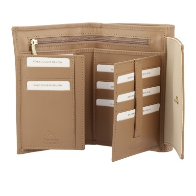 Carteira de couro castanho claro aberta com vários compartimentos e fecho de pressão