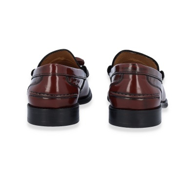 Sapatos mocassim castanhos de couro vistos de trás