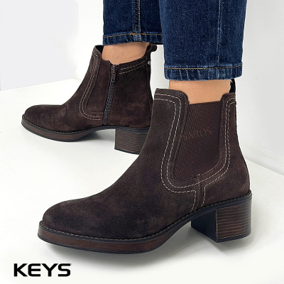 Botas ankle boots KEYS castanhas em camurça com salto médio usadas com jeans azuis