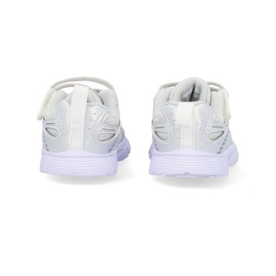 Sapatilhas brancas para criança vista de trás