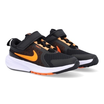 Sapatilhas desportivas pretas com detalhes laranja e sola branca, fecho velcro