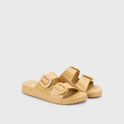 Sandálias beige de plástico com duas fivelas grandes