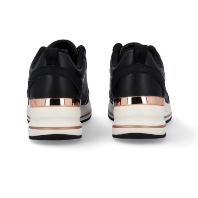 Sapatilhas pretas com detalhes dourados e sola branca vista de trás