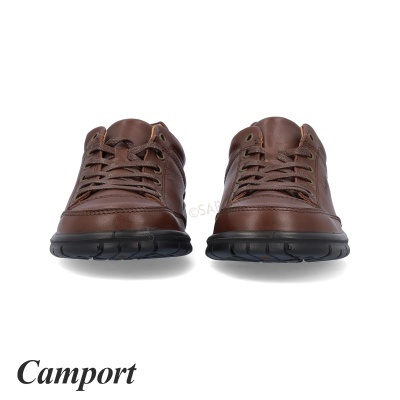 Par de sapatos masculinos castanhos em pele com sola preta