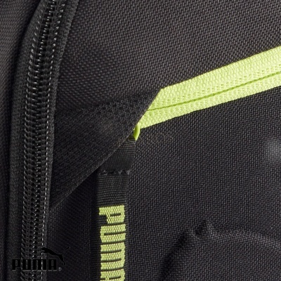 Mochila preta com alça amarela fluorescente e etiquetas Puma
