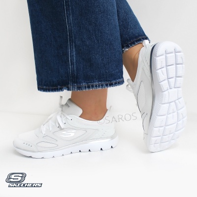 Ténis Skechers brancos em pele sintética com sola branca e logo