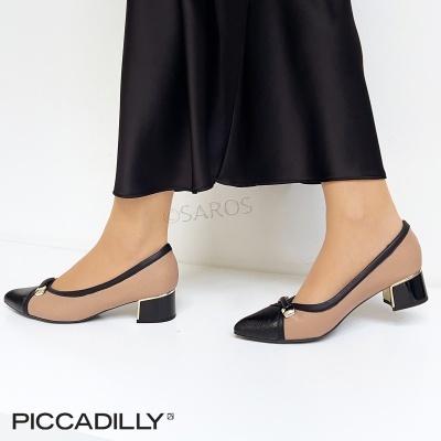 Sapatos baixos femininos bege e pretos com salto quadrado e detalhe dourado