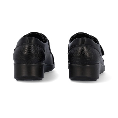 Par de sapatos pretos de couro vistos por trás