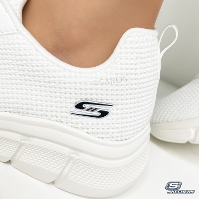 Ténis esportivos brancos com malha texturizada e logotipo Skechers