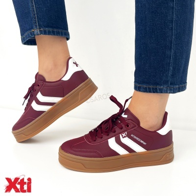 Sapatilhas Xti vinho com detalhes brancos e sola castanha