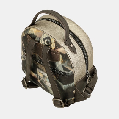 Mochila pequena com padrão animal print castanho e creme, alças ajustáveis e bolso frontal com fecho