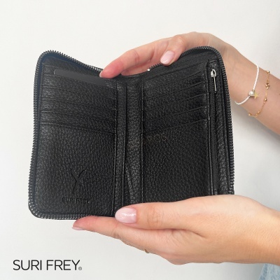 Carteira preta em pele da marca SURI FREY aberta nas mãos