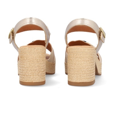 Par de sandálias femininas com salto grosso bege e tiras prateadas com fivela dourada