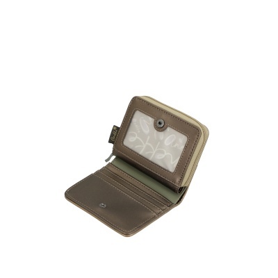 Carteira castanha pequena aberta com divisórias para cartões e compartimento transparente.