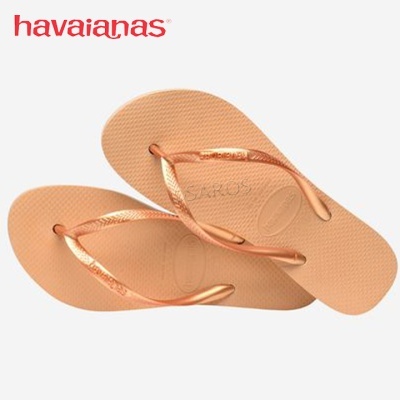 Chinelos havaianas cor de pêssego com correias metálicas douradas
