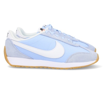 Ténis Nike azul claro com detalhes em branco e sola cor de mel.