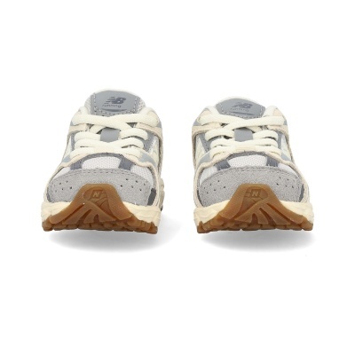 Par de sapatilhas New Balance cinza e bege vista frontal