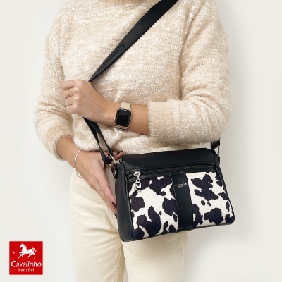 Mala tiracolo com padrão animal preto e branco com detalhes em pele preta