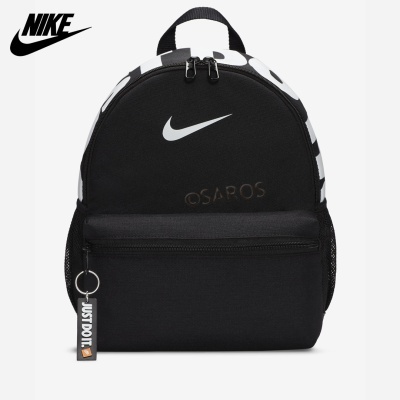 Mochila preta Nike com logotipo e pendente JUST DO IT.