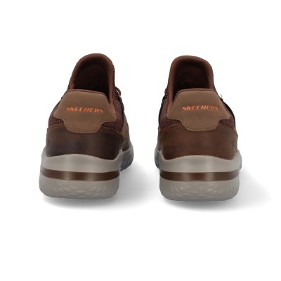 Par de sapatilhas Skechers castanhas vistas de trás com sola branca